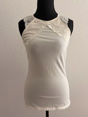 H&M Cream Lace Yoke Sleeveless Top | Feminine Boho Romantic Blouse